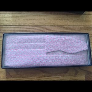 New Vineyard Vines Pink with fish Cummerbund set